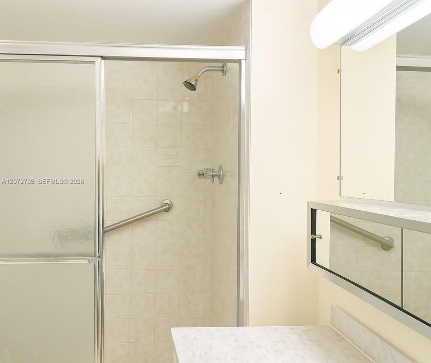 В аренду: $2,400 (0 спален, 0 ванн, 1300 Квадратных фут)