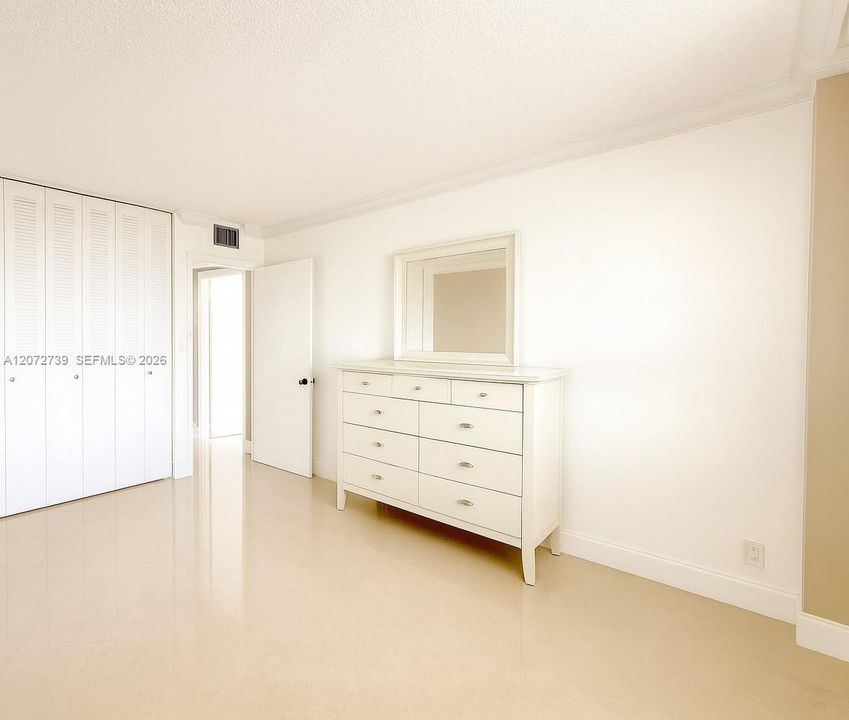 В аренду: $2,400 (0 спален, 0 ванн, 1300 Квадратных фут)