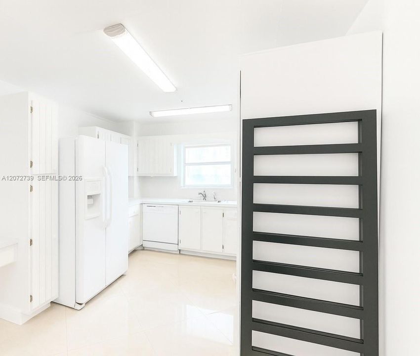 В аренду: $2,400 (0 спален, 0 ванн, 1300 Квадратных фут)