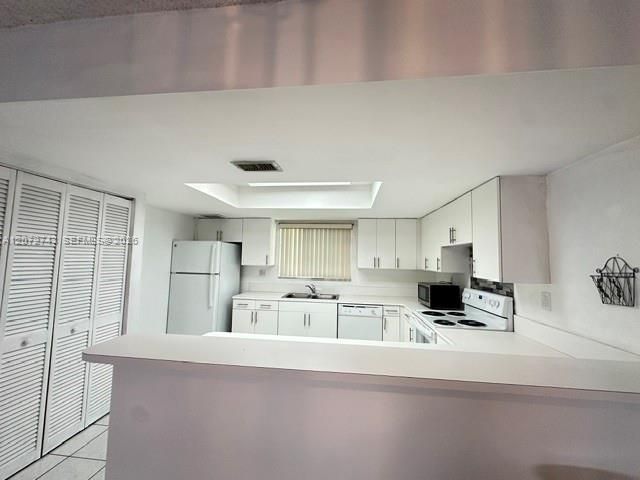 Active With Contract: $2,200 (2 beds, 2 baths, 1090 Square Feet)