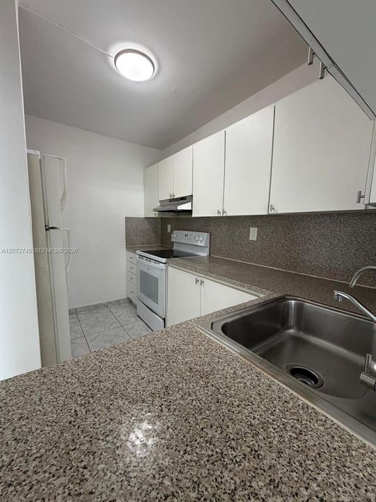 For Rent: $2,250 (2 beds, 2 baths, 987 Square Feet)