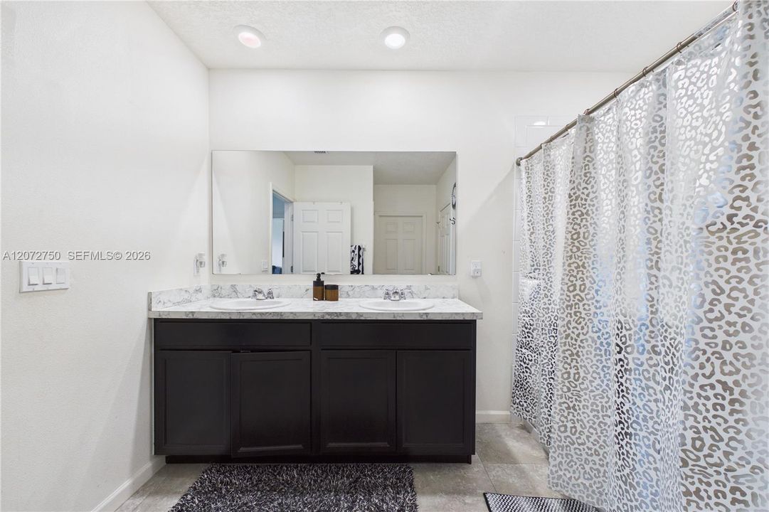 En Venta: $399,999 (4 camas, 2 baños, 1827 Pies cuadrados)