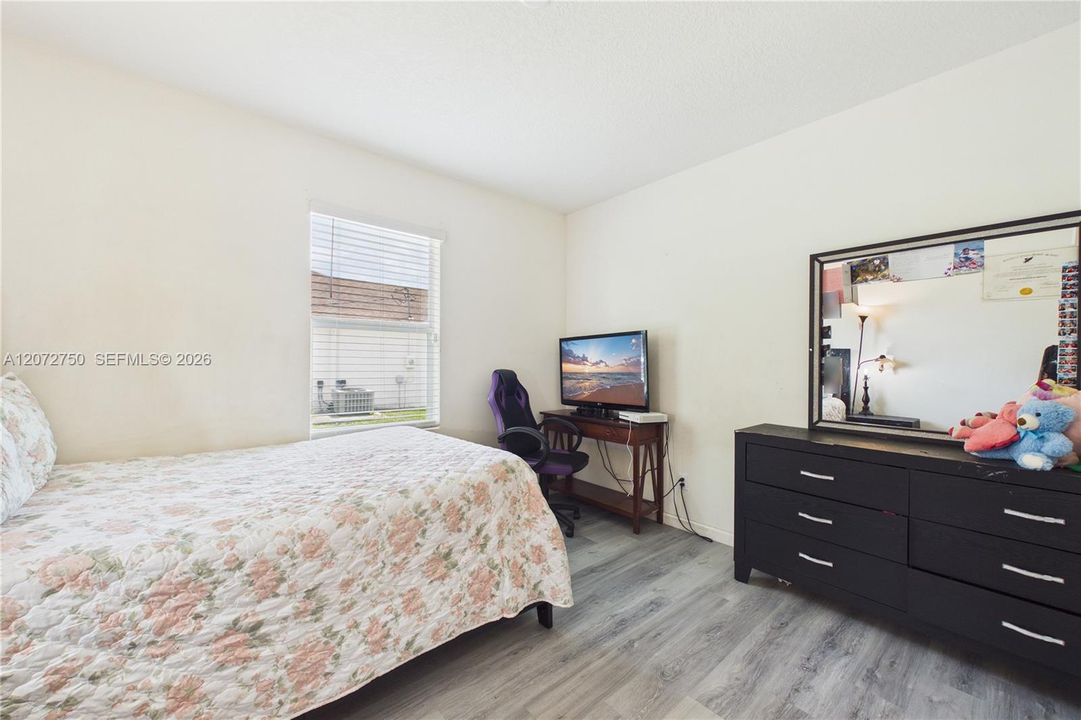 En Venta: $399,999 (4 camas, 2 baños, 1827 Pies cuadrados)
