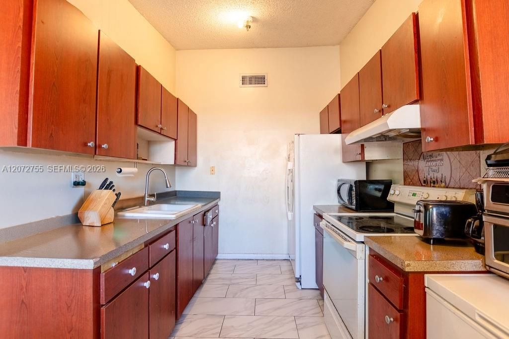 For Sale: $392,000 (3 beds, 2 baths, 1240 Square Feet)