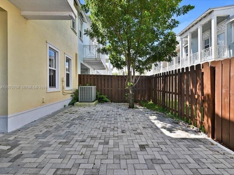 En Venta: $769,000 (4 camas, 3 baños, 2320 Pies cuadrados)