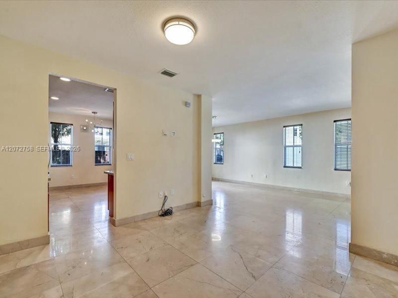 En Venta: $769,000 (4 camas, 3 baños, 2320 Pies cuadrados)