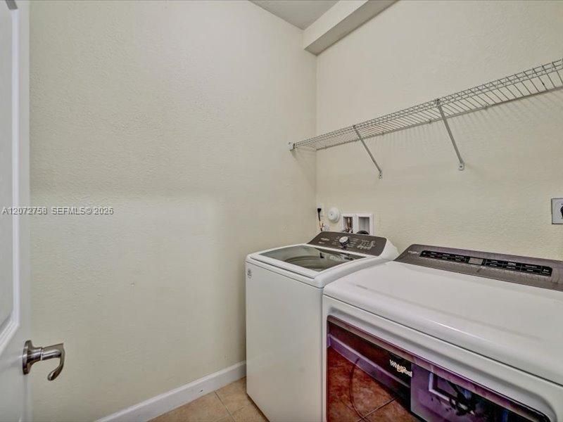 En Venta: $769,000 (4 camas, 3 baños, 2320 Pies cuadrados)