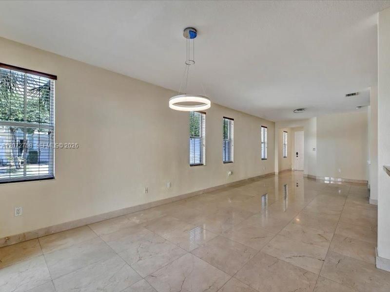En Venta: $769,000 (4 camas, 3 baños, 2320 Pies cuadrados)