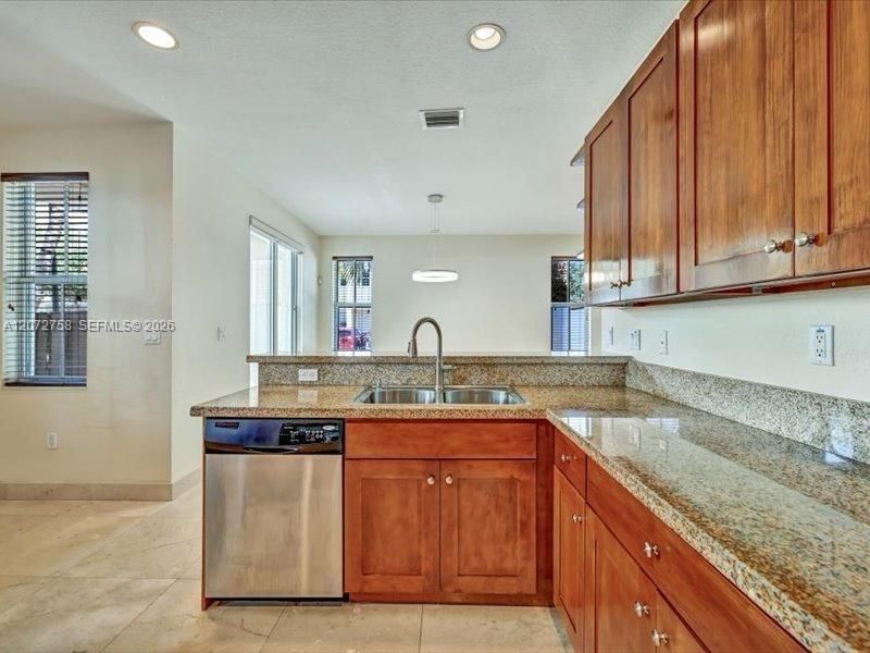 En Venta: $769,000 (4 camas, 3 baños, 2320 Pies cuadrados)