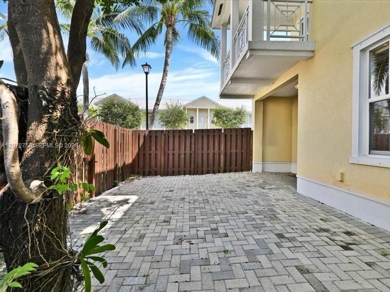 En Venta: $769,000 (4 camas, 3 baños, 2320 Pies cuadrados)