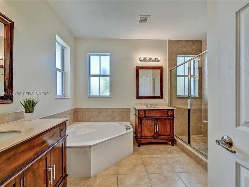 En Venta: $769,000 (4 camas, 3 baños, 2320 Pies cuadrados)