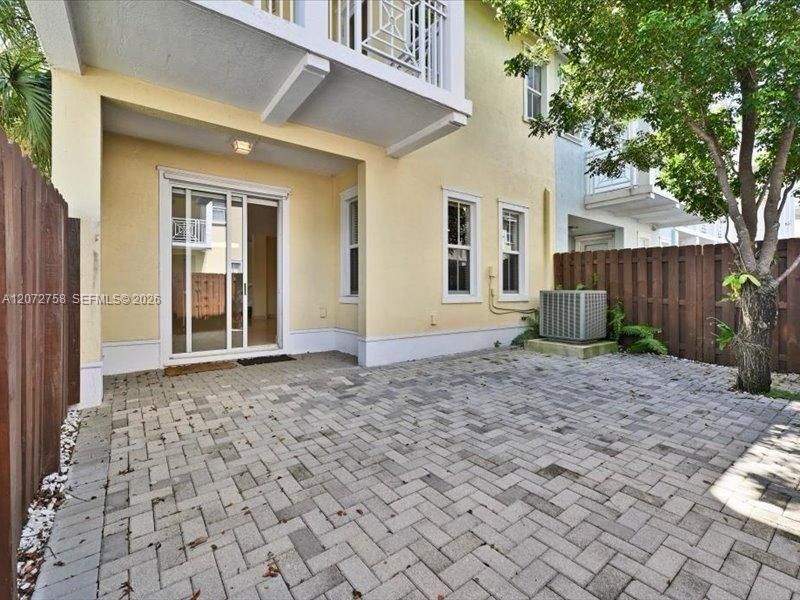 En Venta: $769,000 (4 camas, 3 baños, 2320 Pies cuadrados)