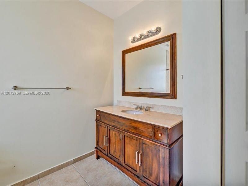 En Venta: $769,000 (4 camas, 3 baños, 2320 Pies cuadrados)