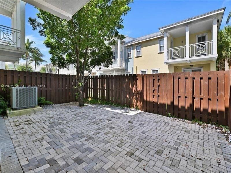En Venta: $769,000 (4 camas, 3 baños, 2320 Pies cuadrados)