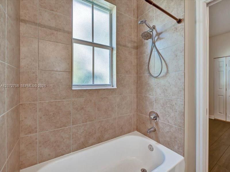 En Venta: $769,000 (4 camas, 3 baños, 2320 Pies cuadrados)