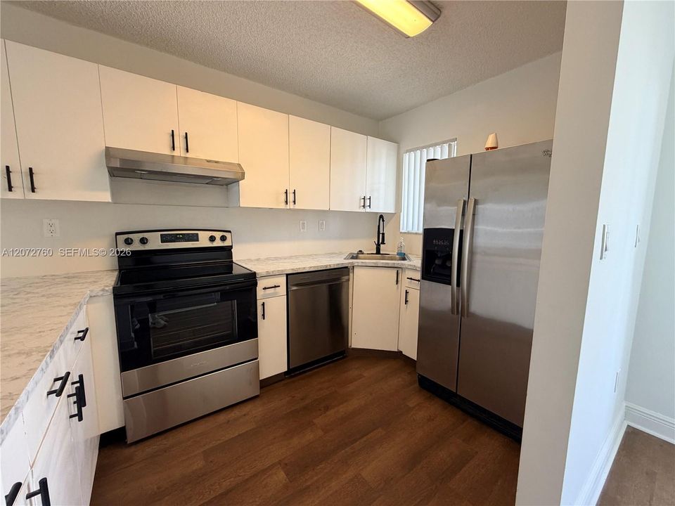 For Rent: $2,400 (2 beds, 1 baths, 1024 Square Feet)