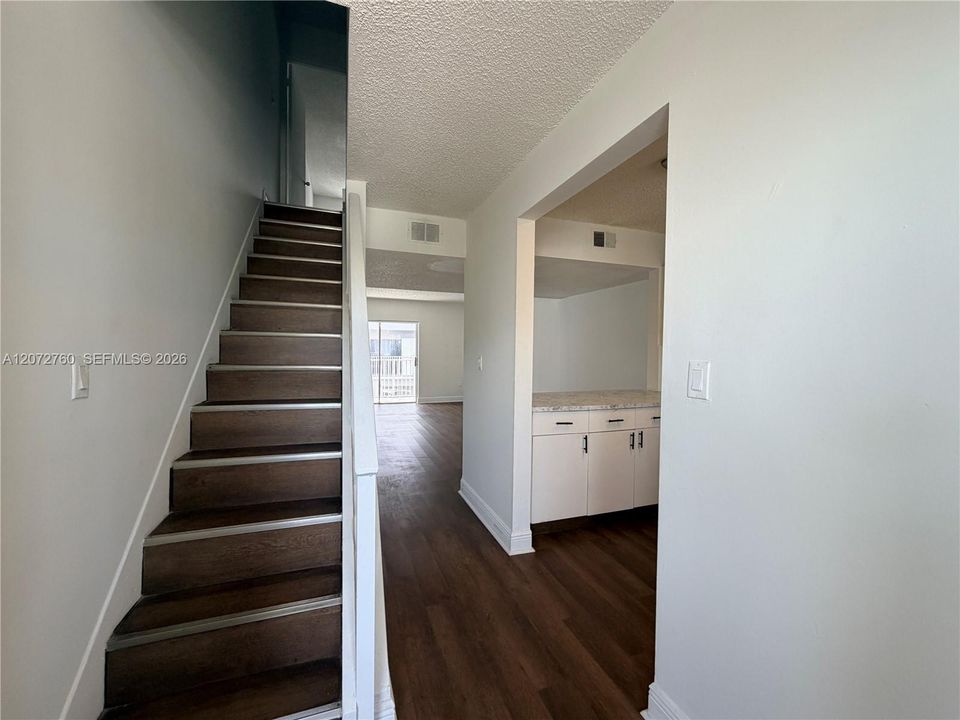 For Rent: $2,400 (2 beds, 1 baths, 1024 Square Feet)