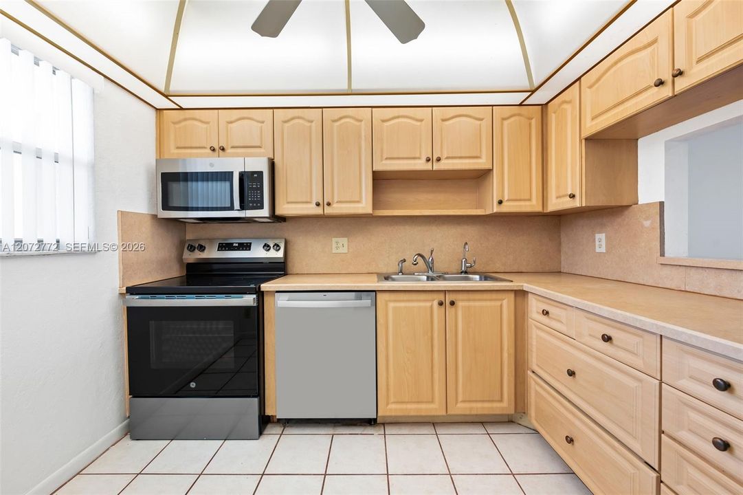 For Sale: $120,000 (2 beds, 2 baths, 970 Square Feet)