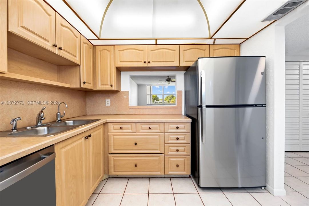 For Sale: $120,000 (2 beds, 2 baths, 970 Square Feet)