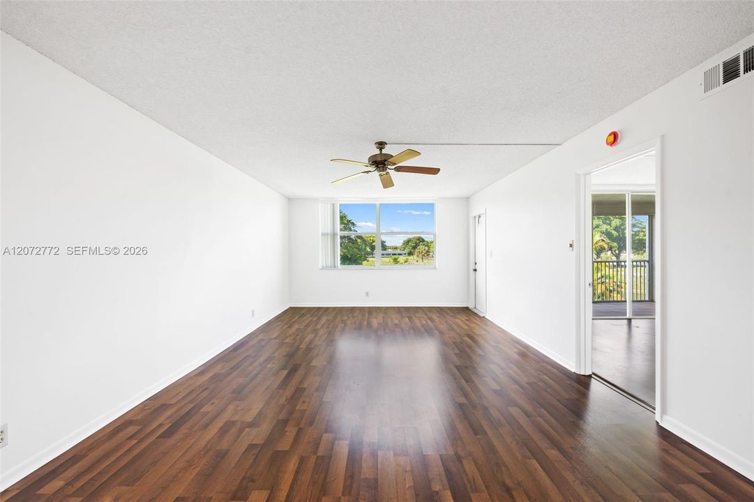 For Sale: $120,000 (2 beds, 2 baths, 970 Square Feet)