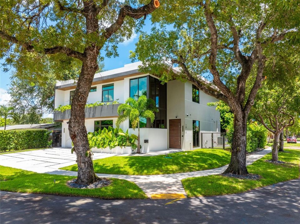 For Sale: $4,099,000 (5 beds, 4 baths, 3360 Square Feet)