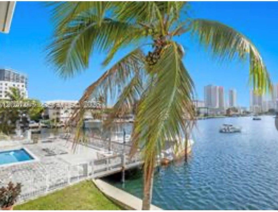 For Rent: $2,500 (2 beds, 2 baths, 1090 Square Feet)