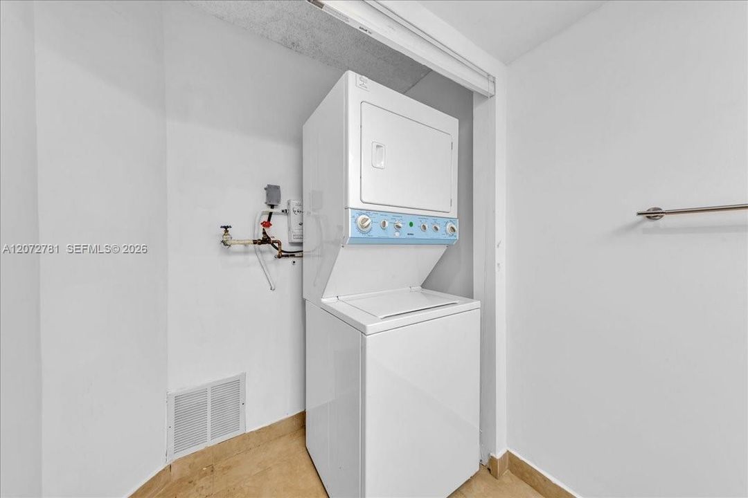 For Rent: $1,850 (1 beds, 1 baths, 1045 Square Feet)