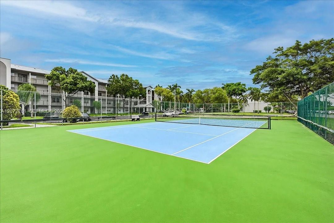 For Rent: $1,850 (1 beds, 1 baths, 1045 Square Feet)