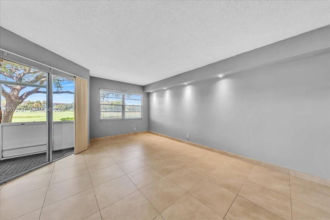 For Rent: $1,850 (1 beds, 1 baths, 1045 Square Feet)