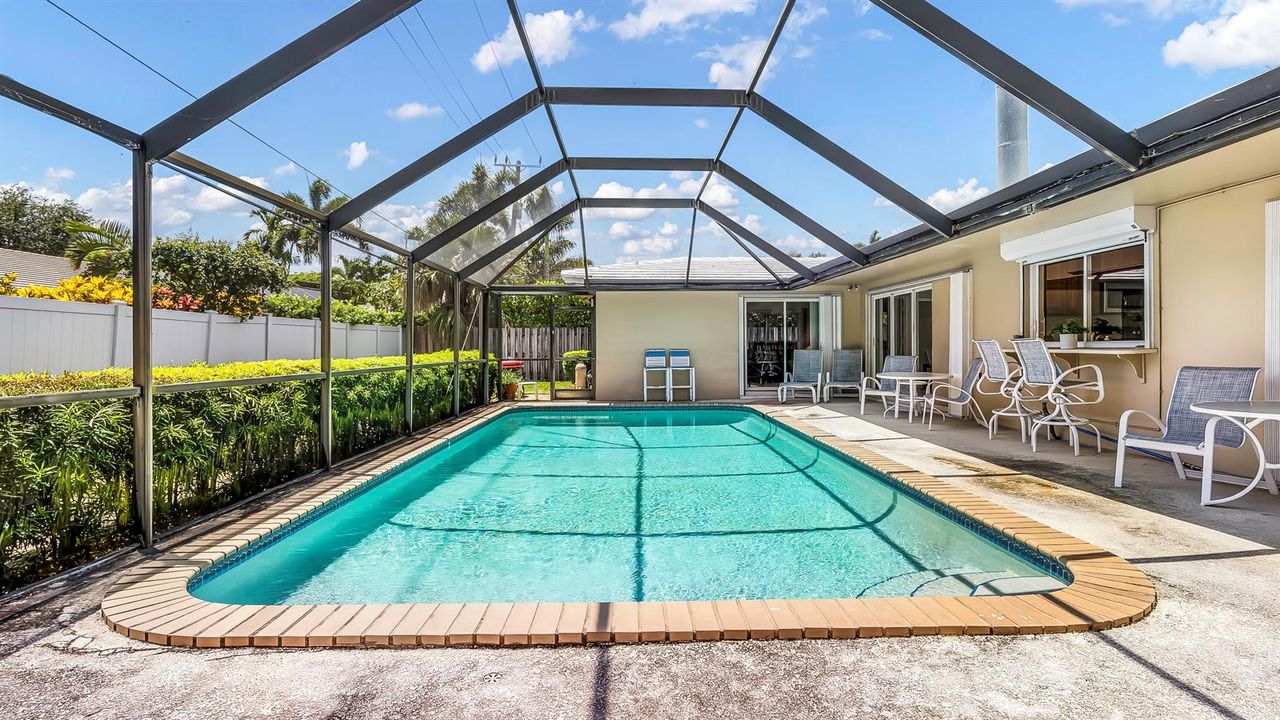 SCREEN ENCLOSED POOL