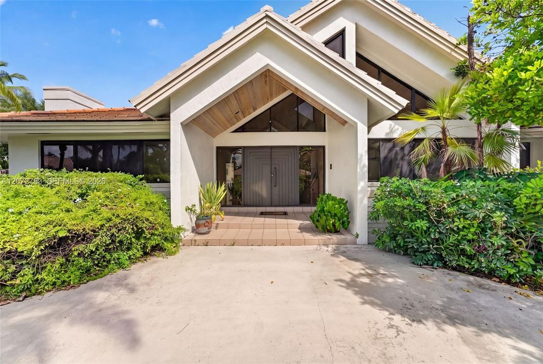 For Sale: $1,699,000 (5 beds, 4 baths, 3883 Square Feet)