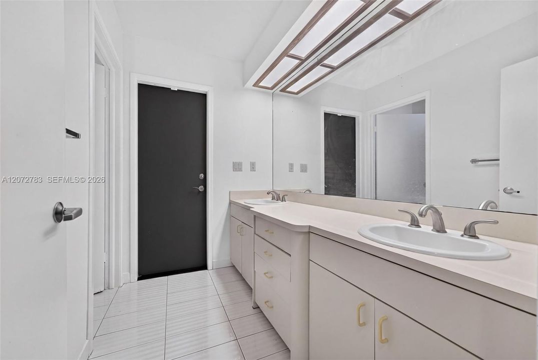 For Sale: $1,699,000 (5 beds, 4 baths, 3883 Square Feet)