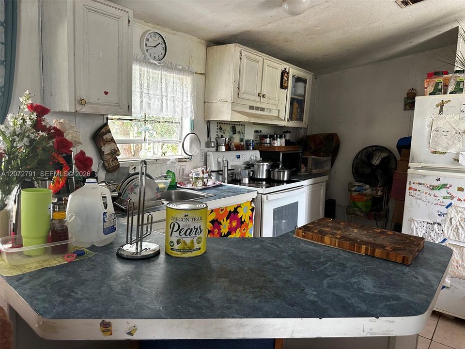 На продажу: $175,000 (2 спален, 2 ванн, 784 Квадратных фут)