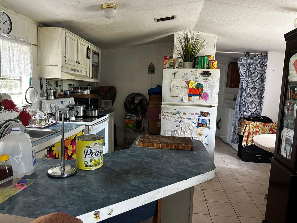 На продажу: $175,000 (2 спален, 2 ванн, 784 Квадратных фут)