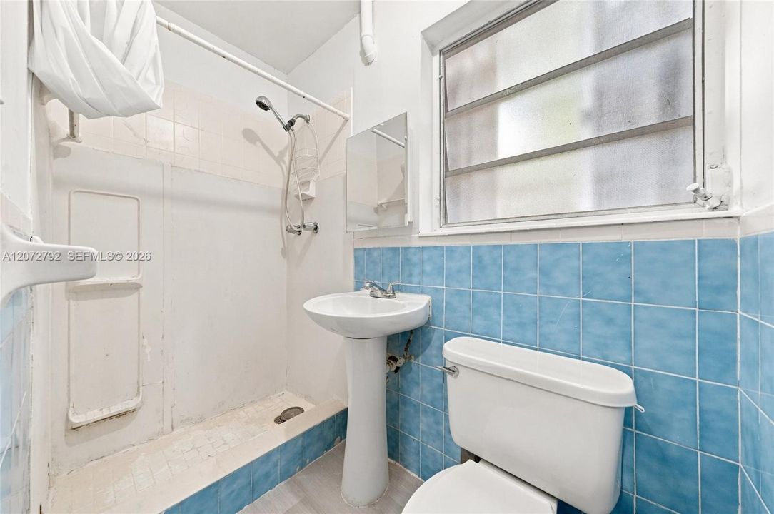 В аренду: $1,300 (0 спален, 1 ванн, 1529 Квадратных фут)