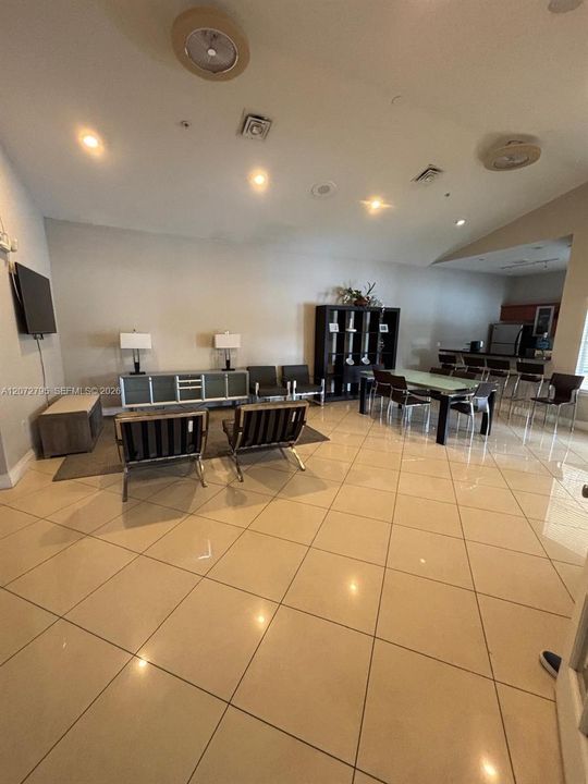 Activo con contrato: $1,690 (1 camas, 1 baños, 743 Pies cuadrados)