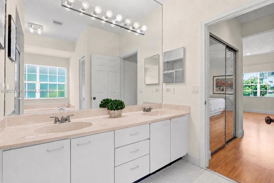 For Sale: $350,000 (2 beds, 2 baths, 1952 Square Feet)