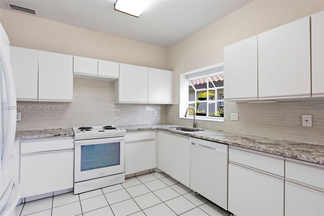 For Sale: $350,000 (2 beds, 2 baths, 1952 Square Feet)