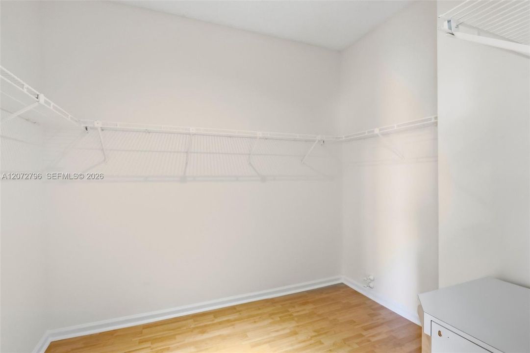 For Sale: $350,000 (2 beds, 2 baths, 1952 Square Feet)