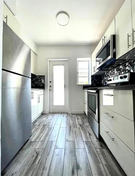 For Sale: $309,900 (2 beds, 2 baths, 943 Square Feet)