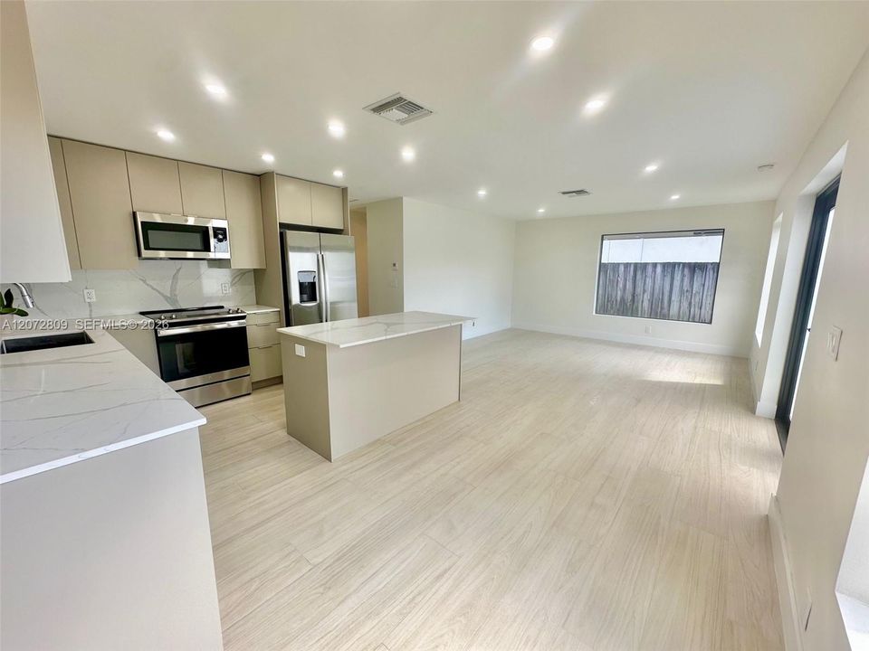 В аренду: $3,500 (2 спален, 2 ванн, 950 Квадратных фут)