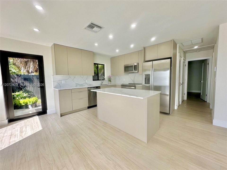В аренду: $3,500 (2 спален, 2 ванн, 950 Квадратных фут)