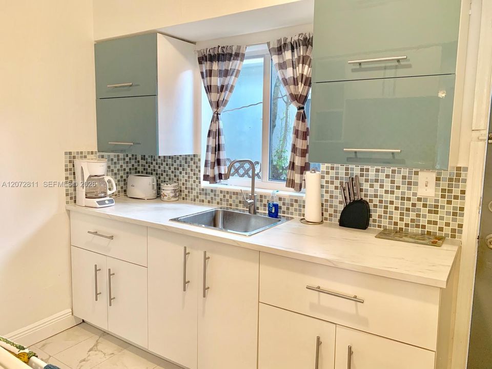 For Rent: $2,650 (2 beds, 1 baths, 832 Square Feet)