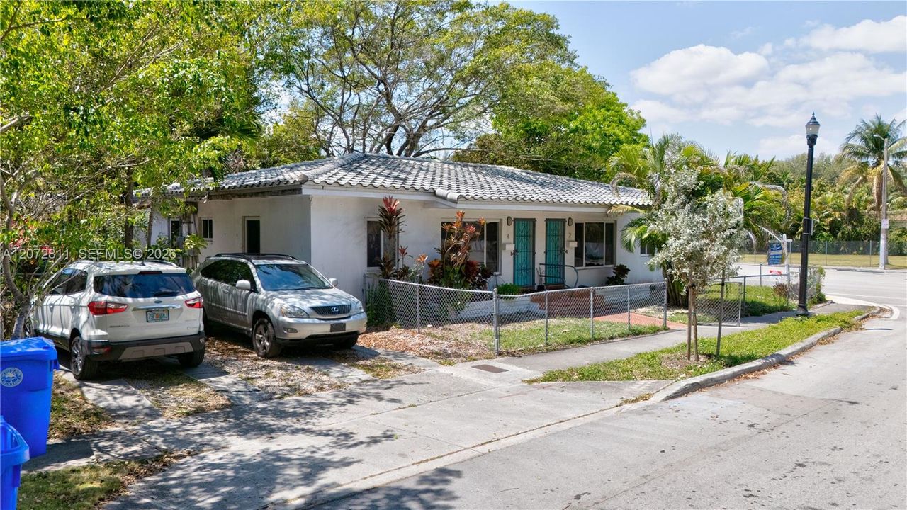 For Rent: $2,650 (2 beds, 1 baths, 832 Square Feet)