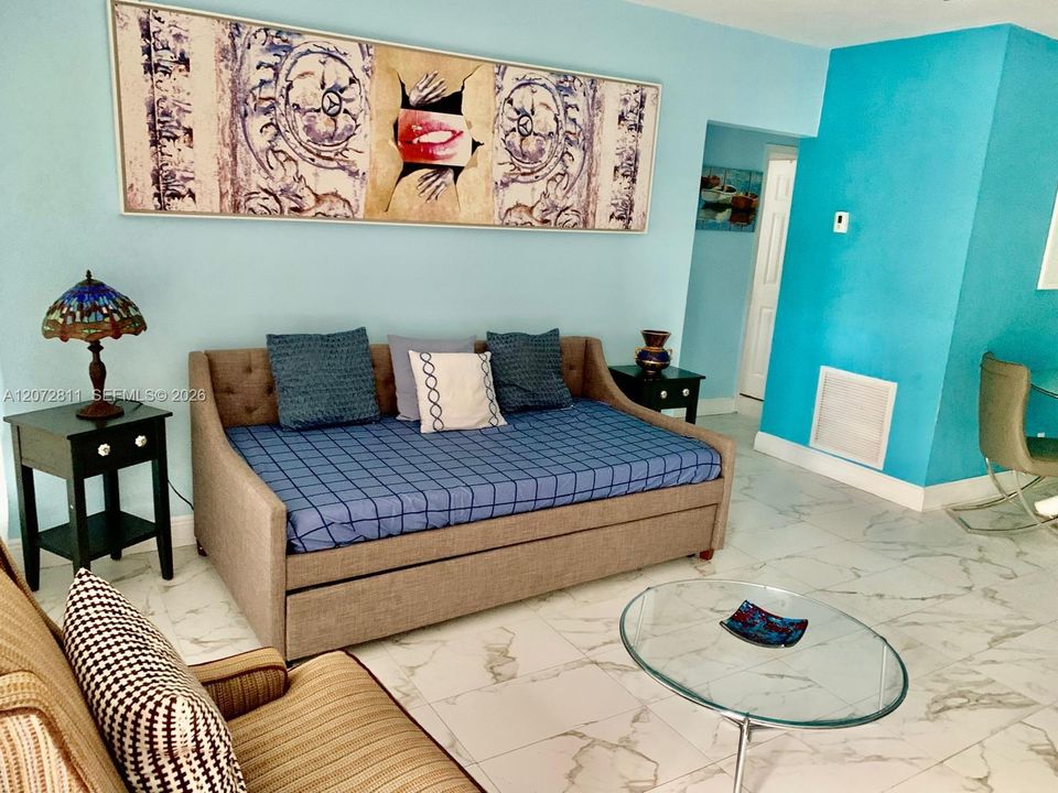 For Rent: $2,650 (2 beds, 1 baths, 832 Square Feet)