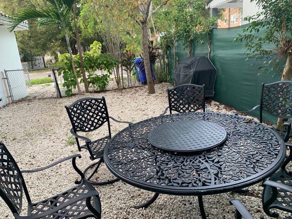 For Rent: $2,650 (2 beds, 1 baths, 832 Square Feet)