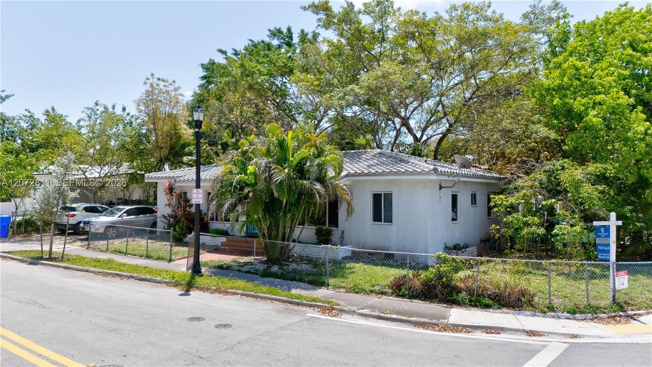 For Rent: $2,650 (2 beds, 1 baths, 832 Square Feet)