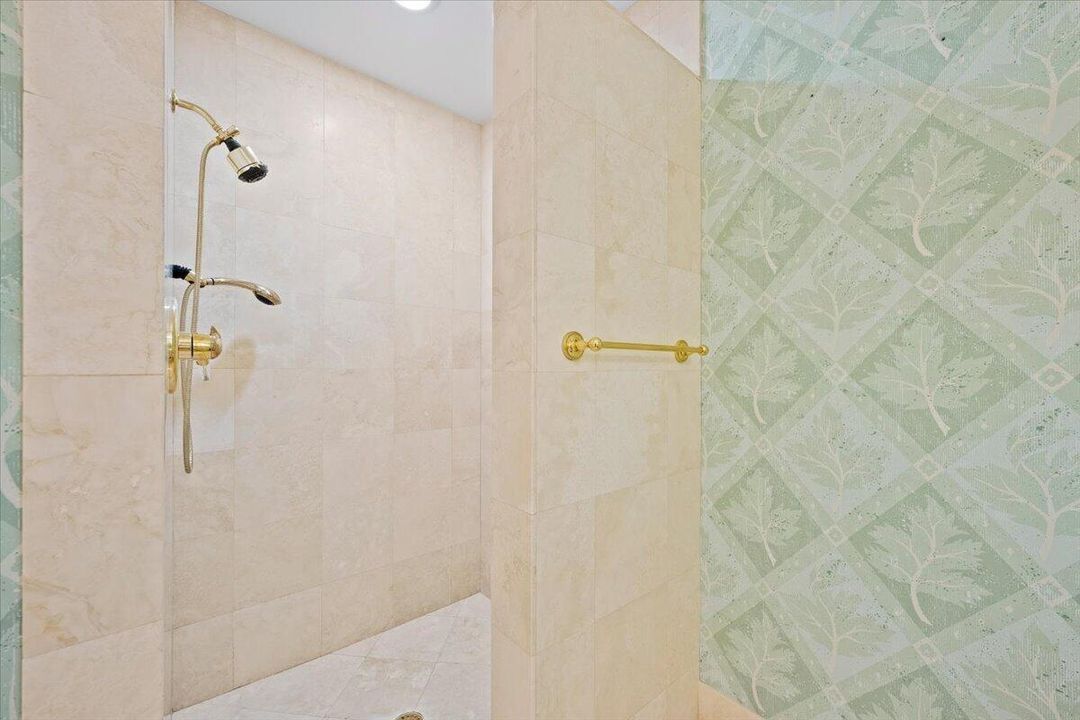 33-LUX_4916