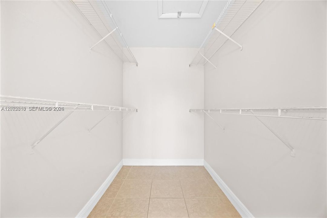 For Sale: $210,000 (2 beds, 2 baths, 933 Square Feet)