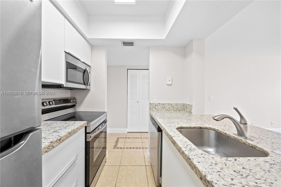 For Sale: $210,000 (2 beds, 2 baths, 933 Square Feet)